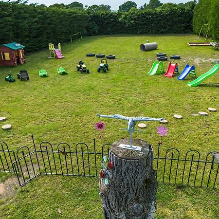 Upside Down House - Sleeps Up To 6 Guests - Great For Family And Friends Gatherings,Corporate Events ,Near Sherwood Forest At Fairview Farm In Nottingham Set In 88 Acres Exteriér fotografie