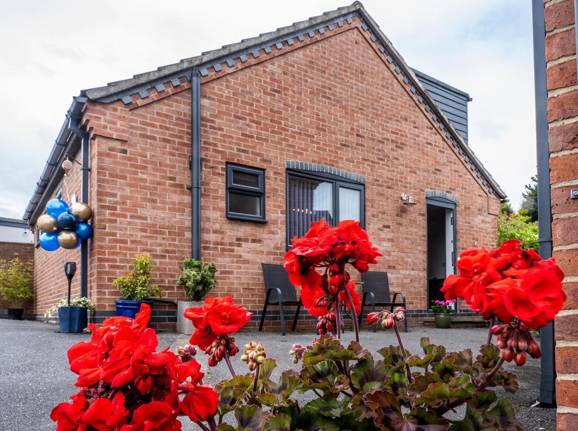 Upside Down House - Sleeps Up To 6 Guests - Great For Family And Friends Gatherings,Corporate Events ,Near Sherwood Forest At Fairview Farm In Nottingham Set In 88 Acres Exteriér fotografie