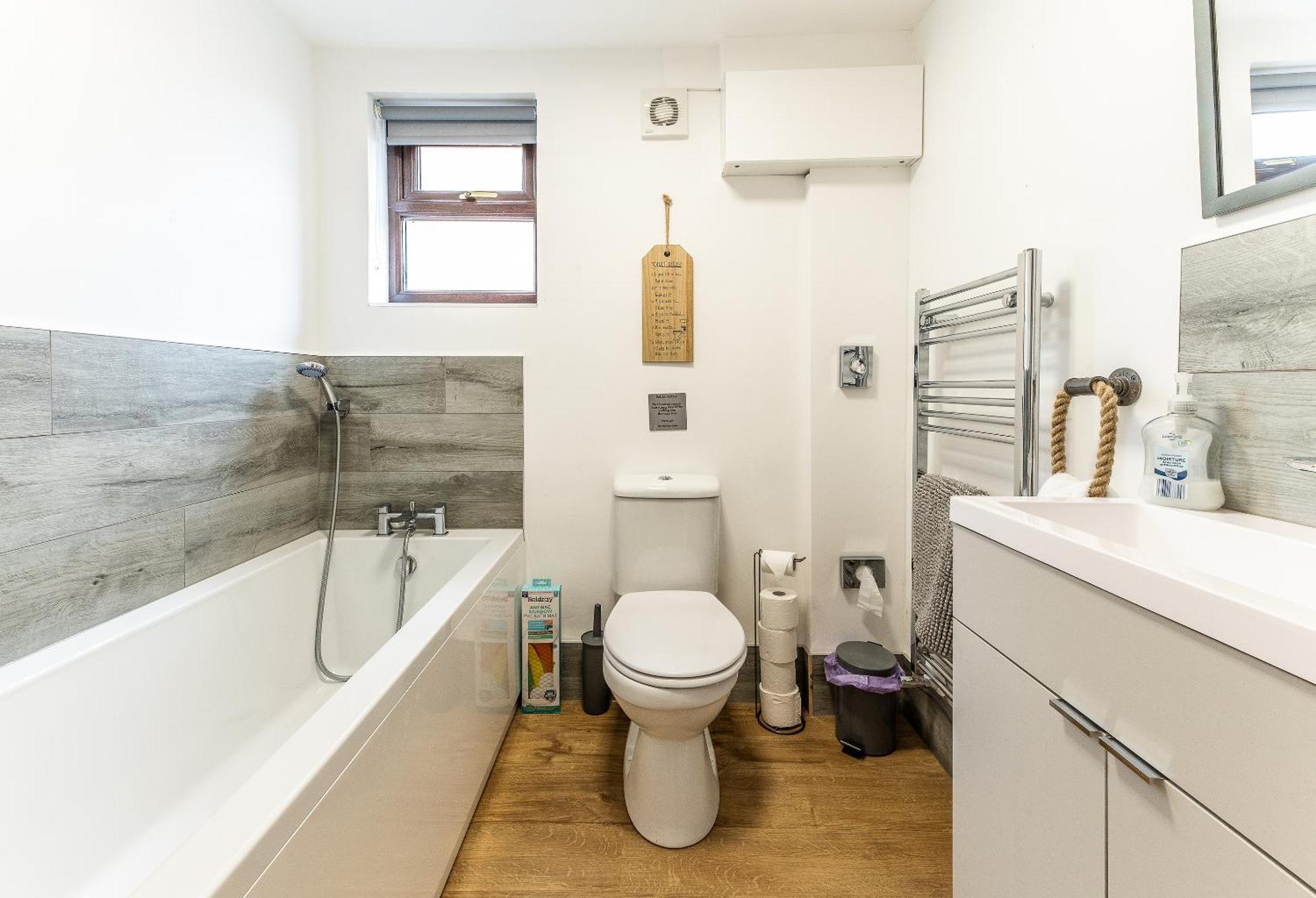 Upside Down House - Sleeps Up To 6 Guests - Great For Family And Friends Gatherings,Corporate Events ,Near Sherwood Forest At Fairview Farm In Nottingham Set In 88 Acres Exteriér fotografie