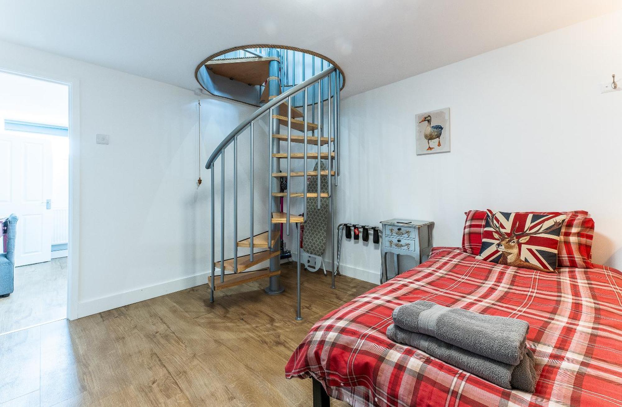 Upside Down House - Sleeps Up To 6 Guests - Great For Family And Friends Gatherings,Corporate Events ,Near Sherwood Forest At Fairview Farm In Nottingham Set In 88 Acres Exteriér fotografie