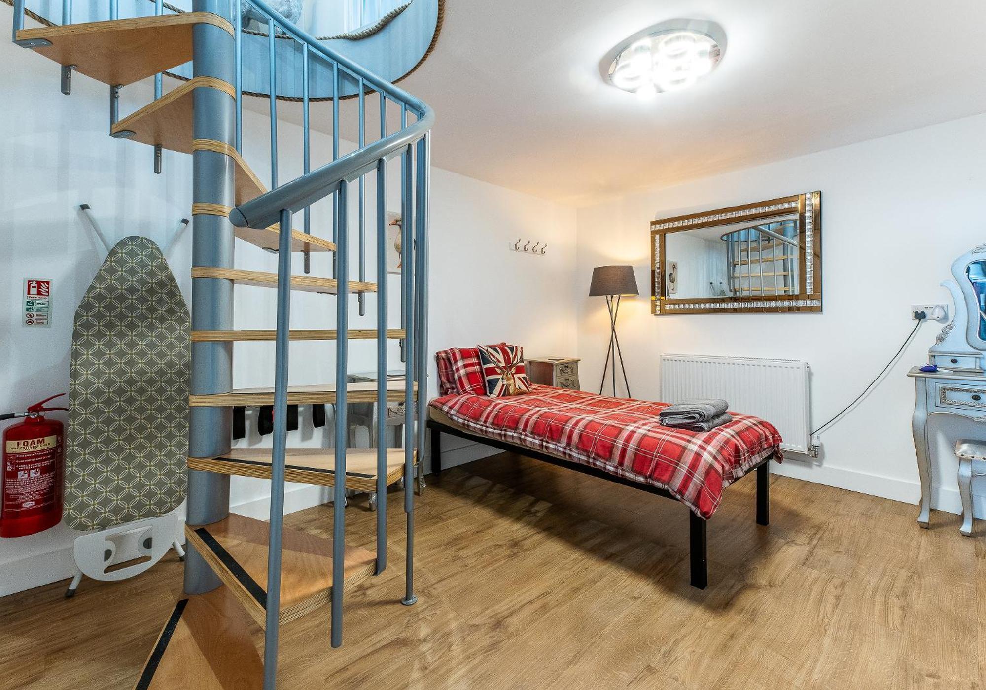 Upside Down House - Sleeps Up To 6 Guests - Great For Family And Friends Gatherings,Corporate Events ,Near Sherwood Forest At Fairview Farm In Nottingham Set In 88 Acres Exteriér fotografie