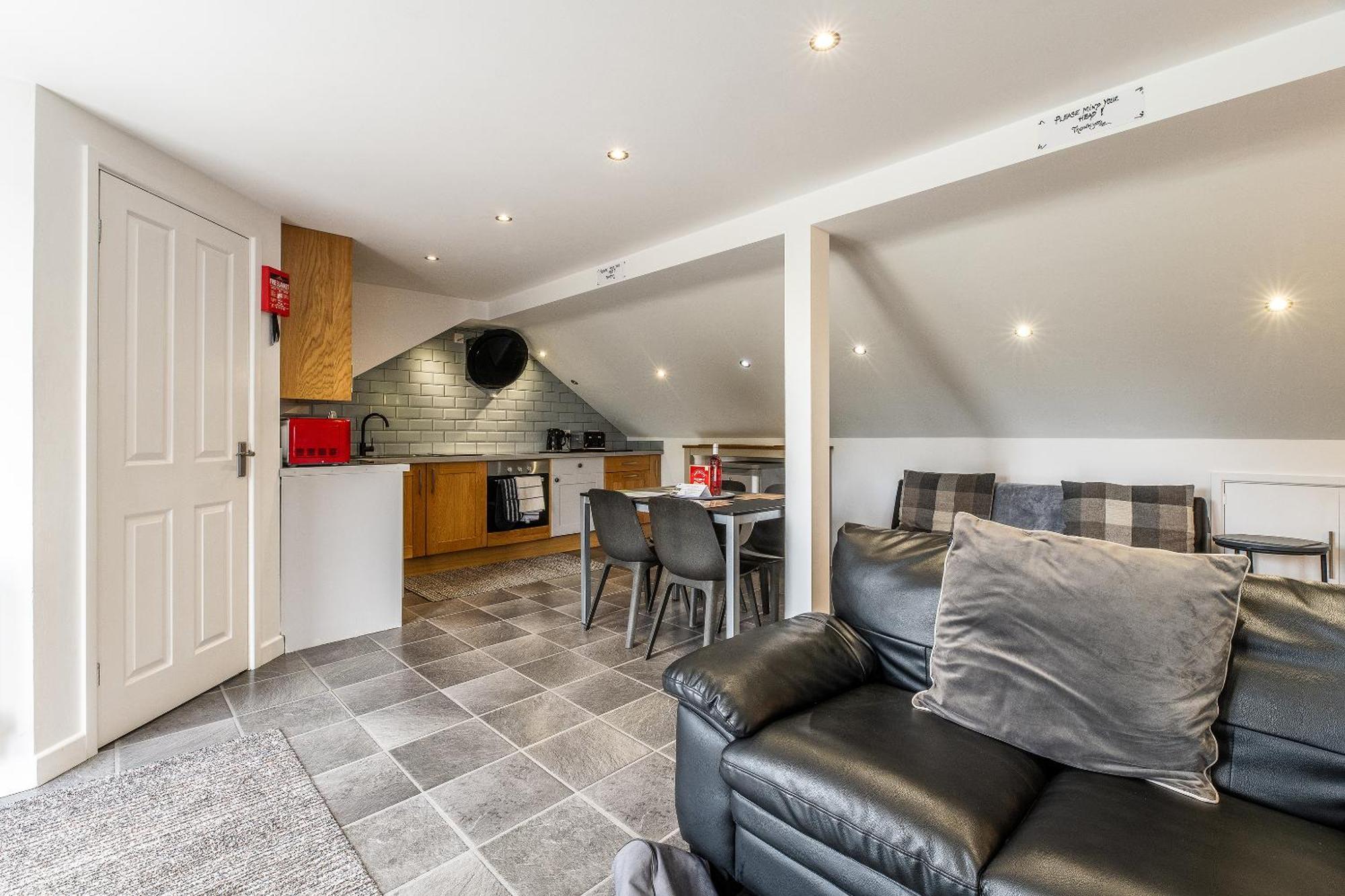 Upside Down House - Sleeps Up To 6 Guests - Great For Family And Friends Gatherings,Corporate Events ,Near Sherwood Forest At Fairview Farm In Nottingham Set In 88 Acres Exteriér fotografie