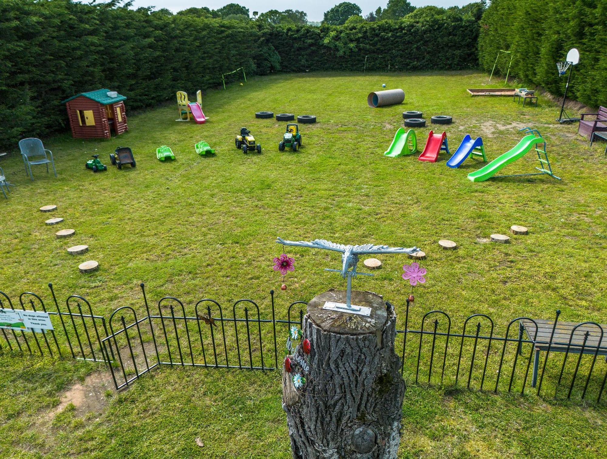 Upside Down House - Sleeps Up To 6 Guests - Great For Family And Friends Gatherings,Corporate Events ,Near Sherwood Forest At Fairview Farm In Nottingham Set In 88 Acres Exteriér fotografie