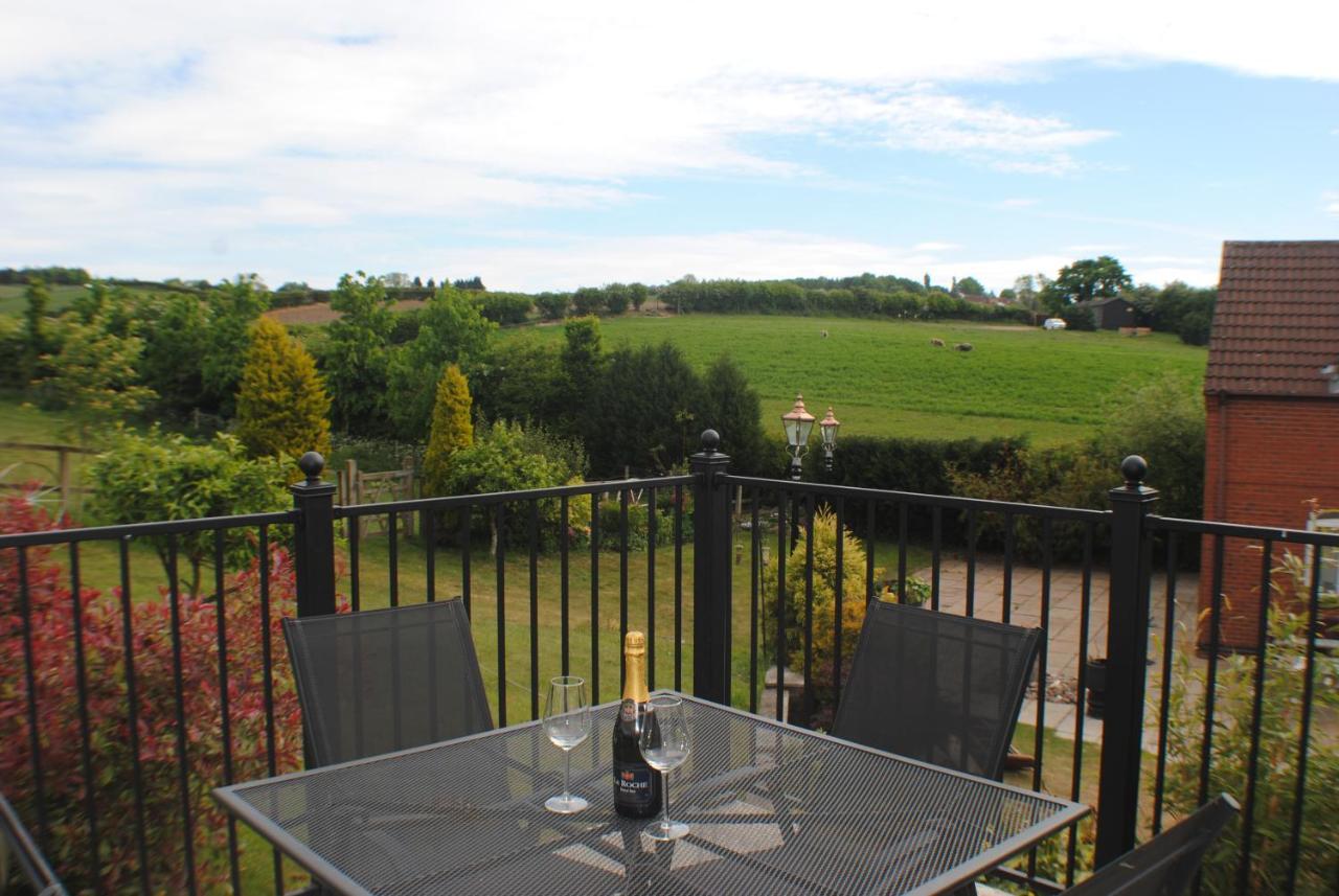 Upside Down House - Sleeps Up To 6 Guests - Great For Family And Friends Gatherings,Corporate Events ,Near Sherwood Forest At Fairview Farm In Nottingham Set In 88 Acres Exteriér fotografie